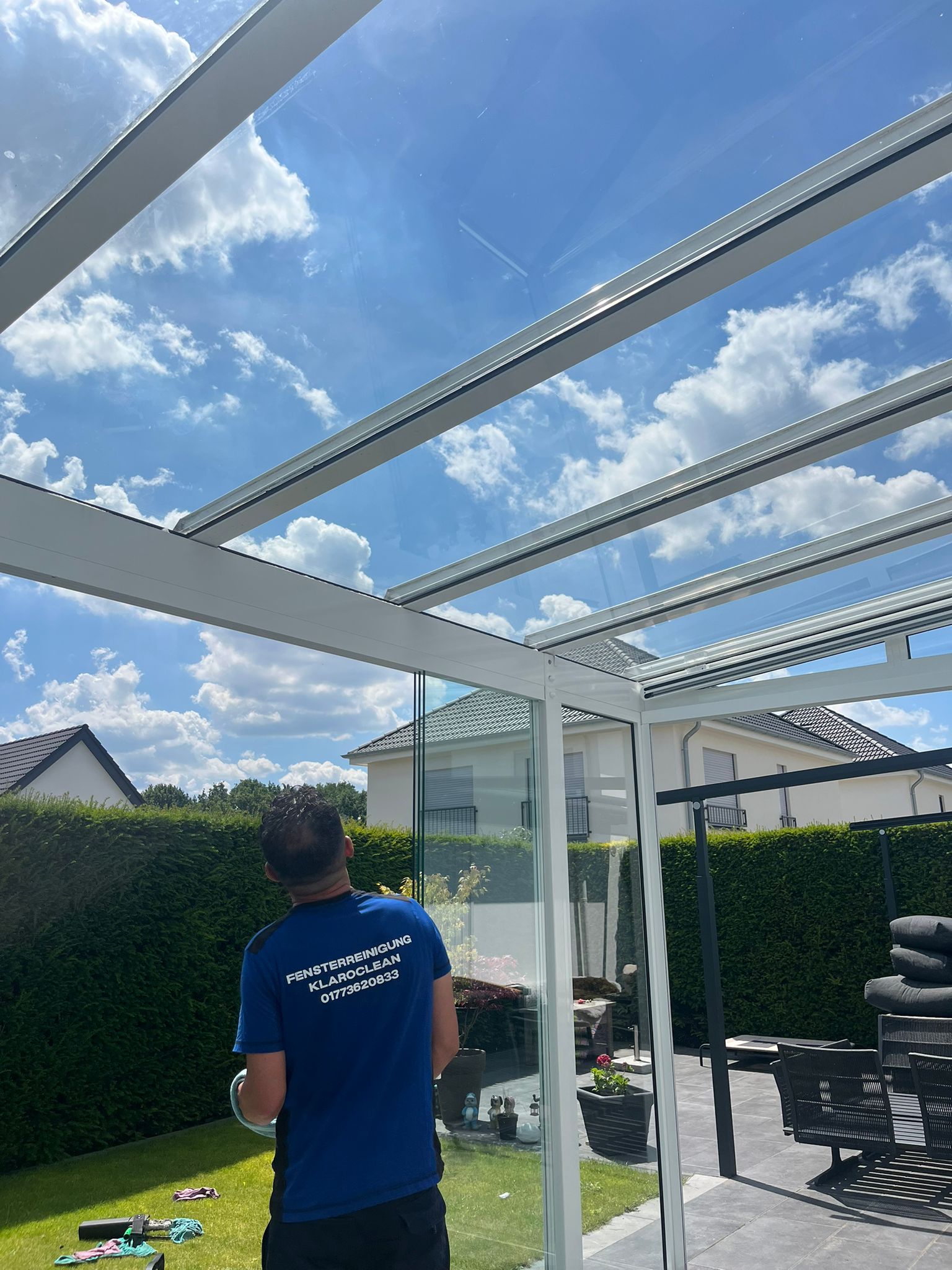 Strahlend saubere Fensterfront eines modernen Hauses
